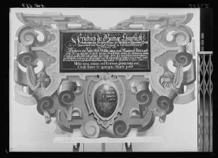 Inschrifttafel unter dem Bildnis Friedrichs des Gütigen