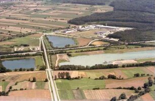 Nimburg: Rheintalautobahn, Anschluss und Seen, seitlich