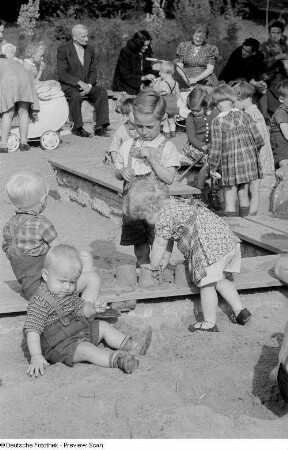 Kinder, im Sand spielend