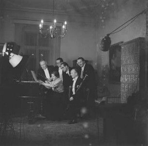 Gruppenaufnahme vom Bläserquintett und Pianistin Gudrun Brandner-Siegert der Staatskapelle (Prof. Rucker)
