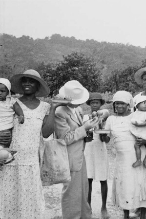 Reisefotos Karibik. Trinidad. Einheimische Mütter mit Kindern und der Fotograf