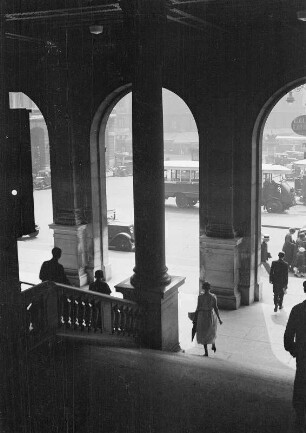 Straßenszene in Paris, unweit der Galeries Lafayette