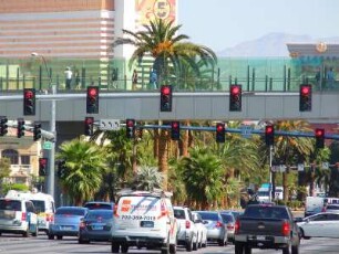 Straßenszene am Las Vegas Boulevard : Beiderseits des ca. 6 Kilometer langen Las Vegas Boulevard ("the strip") stehen die Hochhaushotels und Vergnügungsstätten der Spielerstadt, aufgenommen in Las Vegas am 9. August 2012