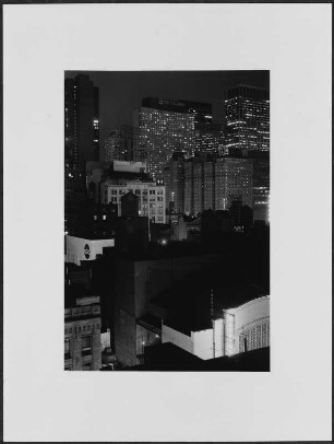 Blick auf Häuser bei Nacht, New York