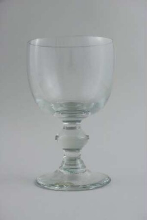 Glaspokal mit geschliffenem Mundrand