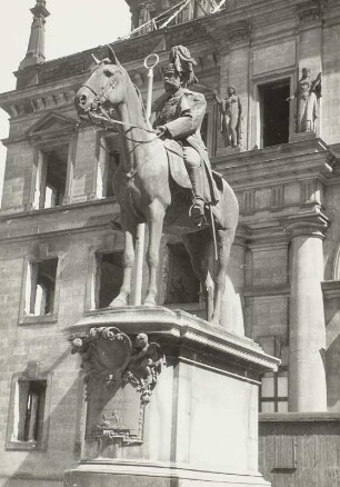Reiterdenkmal für König Albert : Reiterdenkmal für König Albert (1906; M. Baumbach). Bronze. Dresden-Altstadt, Schloßplatz