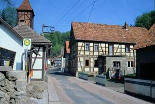 Blick entlang der Dorfstraße in der Ortsmitte, mit Backhaus, Feuerwehrgerätehaus