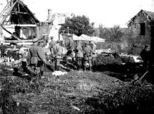 Erster Weltkrieg : Deutsche Militärs auf einem Kriegsschauplatz mit Häuserruinen