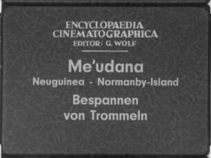 Me'udana (Neuguinea, Normanby-Island) - Bespannen von Trommeln