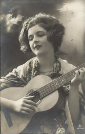 [Frau mit Gitarre]