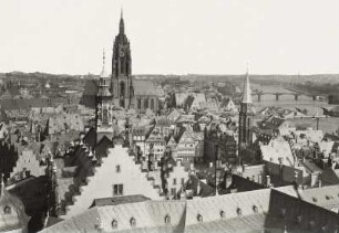 Frankfurt am Main, Stadtansicht : Frankfurt am Main. Blick vom Rathausturm über den Römer nach Osten zum Dom gegen Main