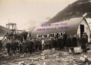 Spitzbergen. Smerenbergbucht. Touristen und Besatzungsmitglieder eines Kreuzfahrtschiffes vor der Wellmannhütte