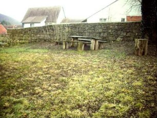 Kirchhof im Osten mit Kirchhofmauer (erhaltene Höhe ein Drittel der einst wehrhaften Kirchhofmauer) in übersichtlichem Verlauf