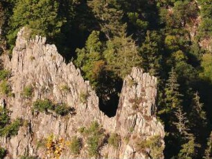 Steil aufragende Felsformationen über dem Bodetal bei Thale im Harz