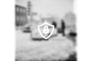 Hagenstraße: Parkplatz mit Pkws: links Hinweisschild zur Volksbank vor Fernmeldeamt: rechts zwei Polizisten und Mann: hinten Wohn- und Geschäftshäuser: Winter