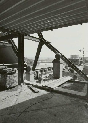 Baustelle Ständehaus, Bauphase Substanzsicherung / Wiederaufbau Dach. Treppenhaus Ostflügel mit Treppenende im 1. Dachgeschoss, Ansicht von innen : Dresden-Altstadt, Schloßplatz 1. Baustelle Ständehaus, Bauphase Substanzsicherung / Wiederaufbau Dach. Treppenhaus Ostflügel mit Treppenende im 1. Dachgeschoss, Ansicht von innen