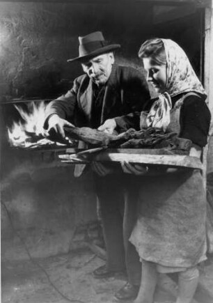 Auf einem Bauernhof bei Scharnebeck. Der Bauer heizt den Backofen an. Brot soll gebacken werden