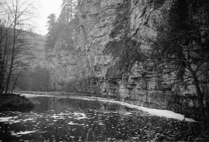 Bad Boll: Wutach an Felswand