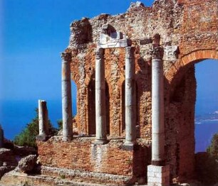 Detail des antiken Theaters in Taormina : Korinthische Säulen