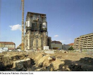 Frauenkirche : Frauenkirche. Wiederaufbau (beg. 1992). Blick über ein Grabungsfeld zur Südseite