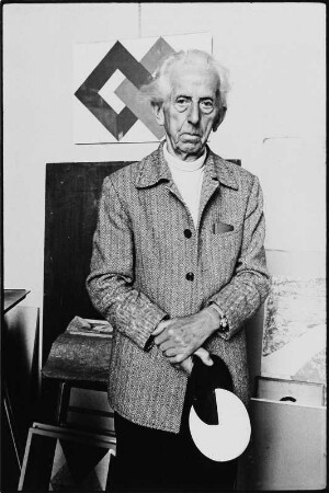 Der Maler Herman Glöckner in seinem Atelier
