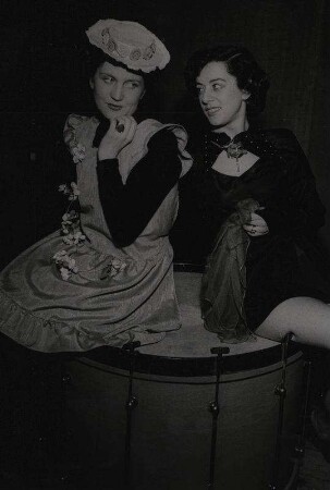 Nun muß sich alles, alles wenden!: (auf der Trommel) Ilse Marggraf, Inge Wolffberg