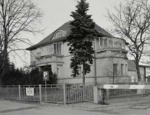 Neukirch, Villa : Neukirch (Kreis Bautzen), Villa (ehemalige Verwaltung der Werkzeugfabrik), Straße der Freundschaft 13, um 1920, Straßenansicht