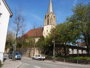 Ansicht von Südosten mit Kirche (im Kern Spätromanisch - Langhaus 1789 neu erbaut) über Kirchhofmauer (Wehrgang mit Steinbrüstung abgetragen)
