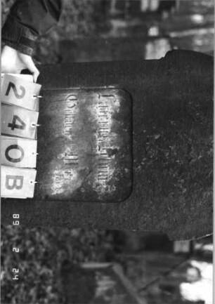 Grabstein 240 (Index: 99752149) Material: Sandstein Zustand: stark verwittert mit Textverlust Maße HxBxT: 149x50x17 cm Beschreibung: profiliert. Sockel, ausgezog. Rundbogenabschluß, Schriftfeld eingetieft Symbolik: Rundbogenfries: Grabstein 240B