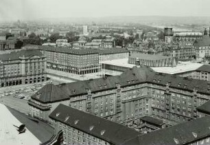 Dresden. Blick vom Rathausturm nach Nordwesten über Altmarkt, Ernst-Thälmann-Straße und Kulturpalast