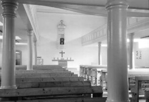 Freistett: Evangelische Kirche; vom Eingang zum Altar und zur Kanzel