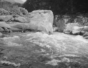 Nezame-no-toko (Durchbruch des Flusses Kiso) in Agematsu : Ansicht mit Schaulustigem auf Felsen