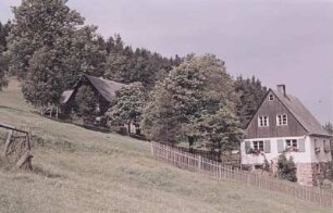 Blick auf eine Ortschaft im Erzgebirge