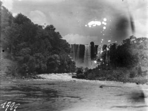Wasserfall : Blick über einen Flusslauf auf den Wasserfall