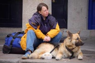 Armut in London : Obdachlose Frau mit Schäferhund in Covent Garden, aufgenommen in London im Mai 2006
