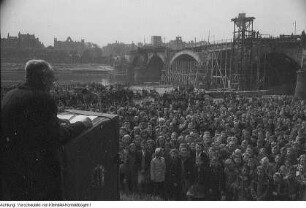 Dresden, Brücke der Einheit (Albertbrücke). Richtfest und Aktivistenauszeichnung. Feier bei "Donaths Neuer Welt", 30. April 1946