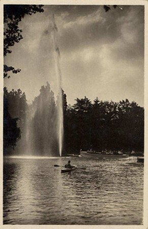 Postkartenalbum mit Motiven von Karlsruhe. "Karlsruhe. Stadtgartensee". Stadtgartensee mit Wasserfontäne