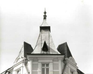 Görlitz, Landeskronstraße 41. Wohnhaus mit Läden (1892). Eckturm