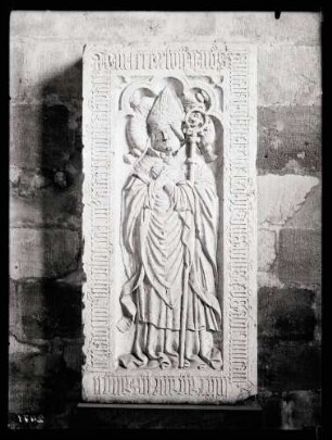 Paulus-Kirche von Nordwesten; Grabstein eines Abtes