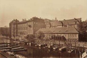 Ohne Titel (Erweiterungsbau der Schlossapatheke von der Kaiser-Wilhelm-Brücke gesehen)