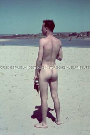 Nackter Soldat am Strand eines Flusses