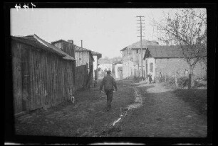 Odobești (=Rumänien): unbefestigte Ortsstraße, am Rand Bretterschuppen und einfache Gebäude