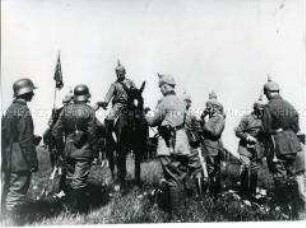 Wilhelm II. mit Soldaten und Offizieren (an der Front?)