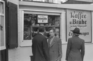 Berlin. Passanten vor dem Schaufenster einer Bäckerei