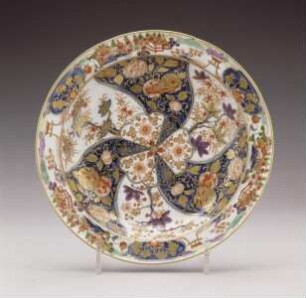 Teller mit Blüten- und Ornamentdekor sowie japanischer Landschaft