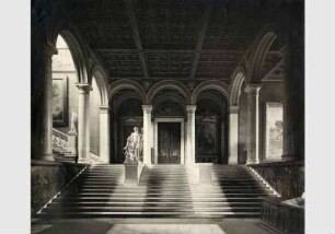 Blick in die Eingangshalle der Nationalgalerie