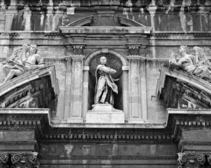 Fassadenskulpturen — Heiliger Ignatius von Loyola, zwei Erzengel