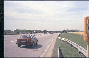 Einfahrt in Nebenfahrbahn Nord der A6 (Heilbronn Richtung Mannheim) von Hauptfahrbahn Nord der A6 (Heilbronn Richtung Mannheim)