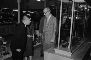 Johannes Dieckmann mit Vertretern der vietnamesischen Messedelegation - Messerundgang