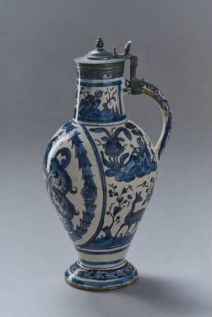 Blaubemalter Krug mit Zinndeckel